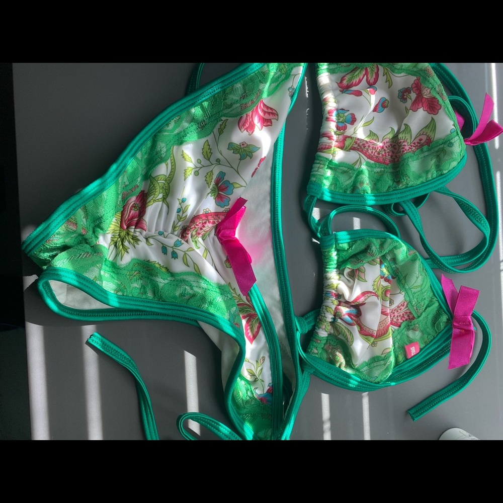 Bikini - Picture 2 of 3